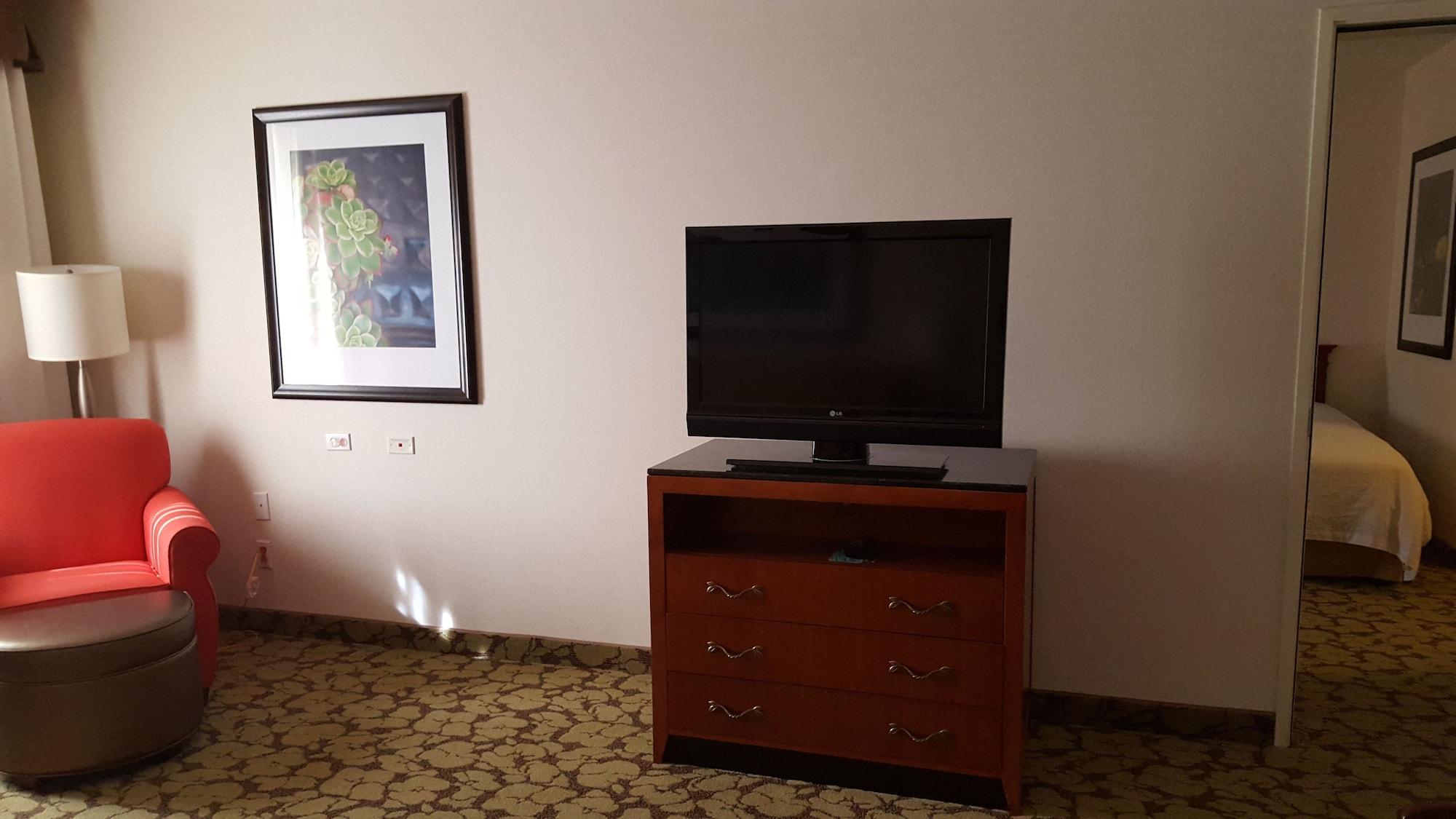 Hilton Garden Inn Redding Bagian luar foto