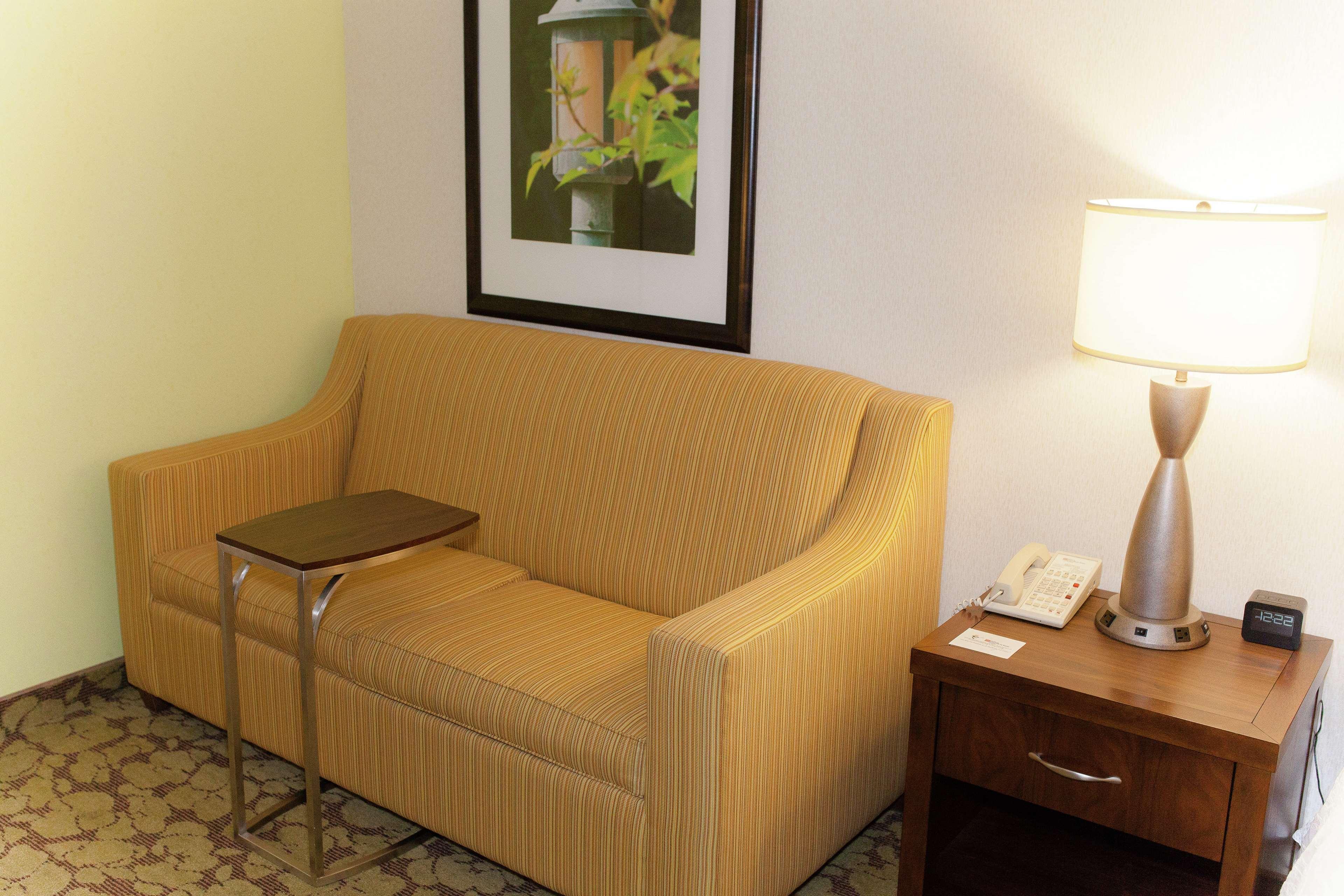 Hilton Garden Inn Redding Bagian luar foto