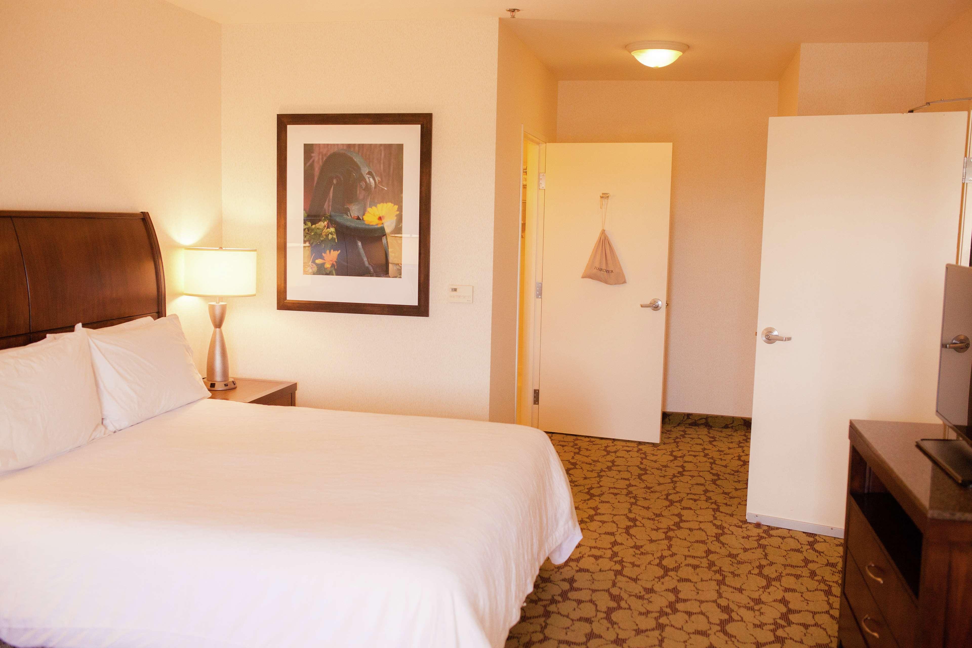 Hilton Garden Inn Redding Bagian luar foto