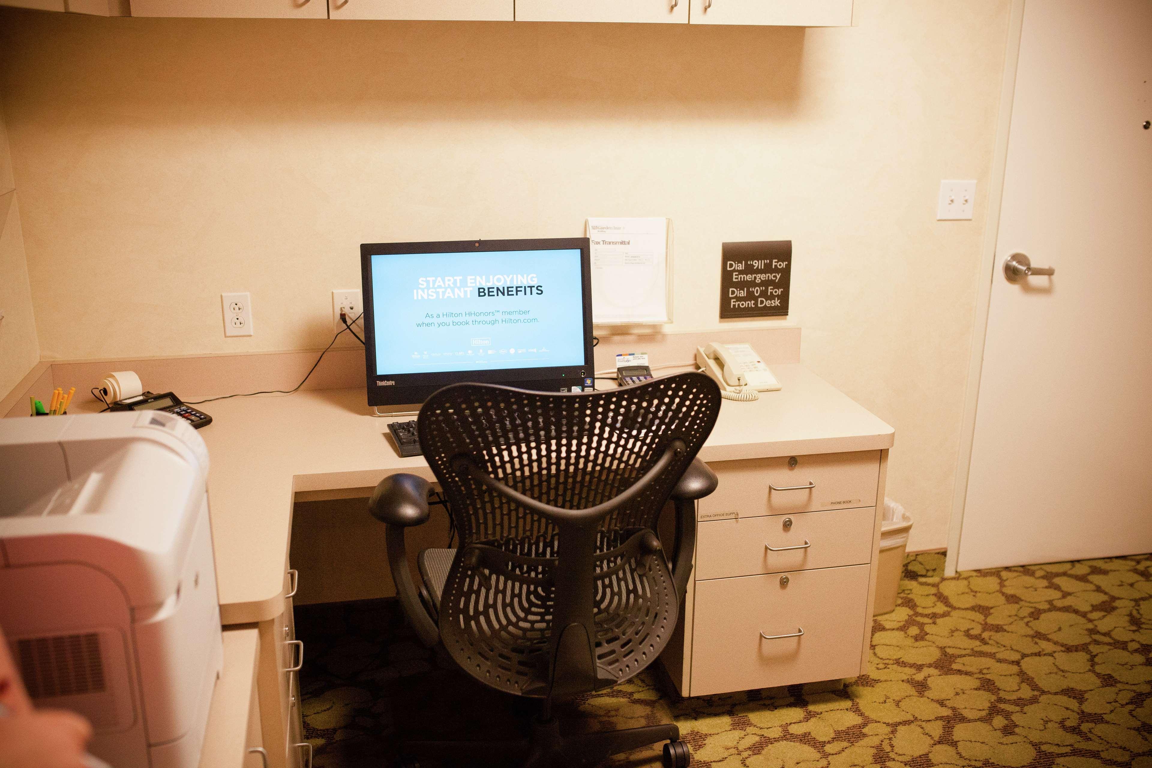 Hilton Garden Inn Redding Bagian luar foto