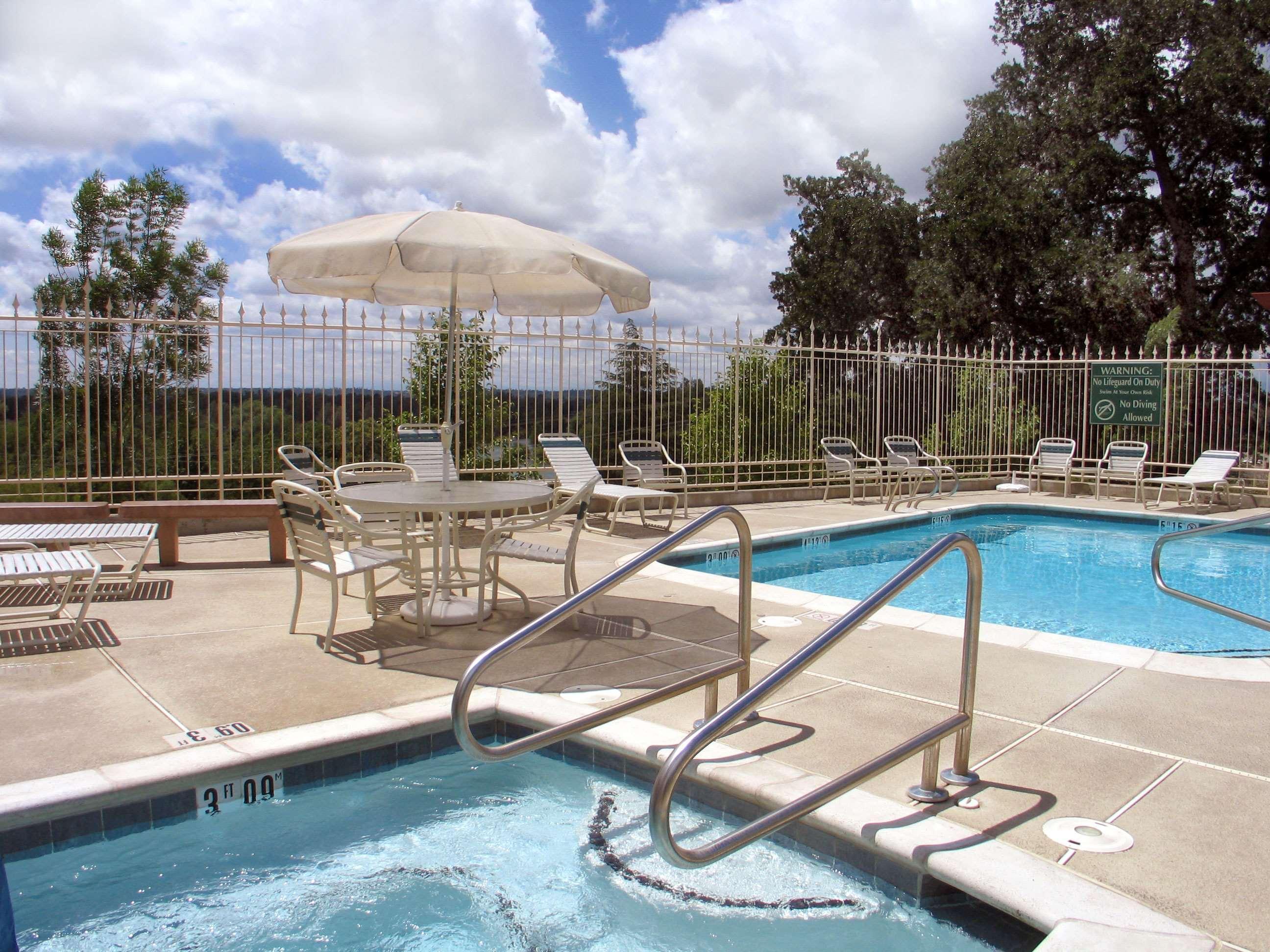 Hilton Garden Inn Redding Bagian luar foto