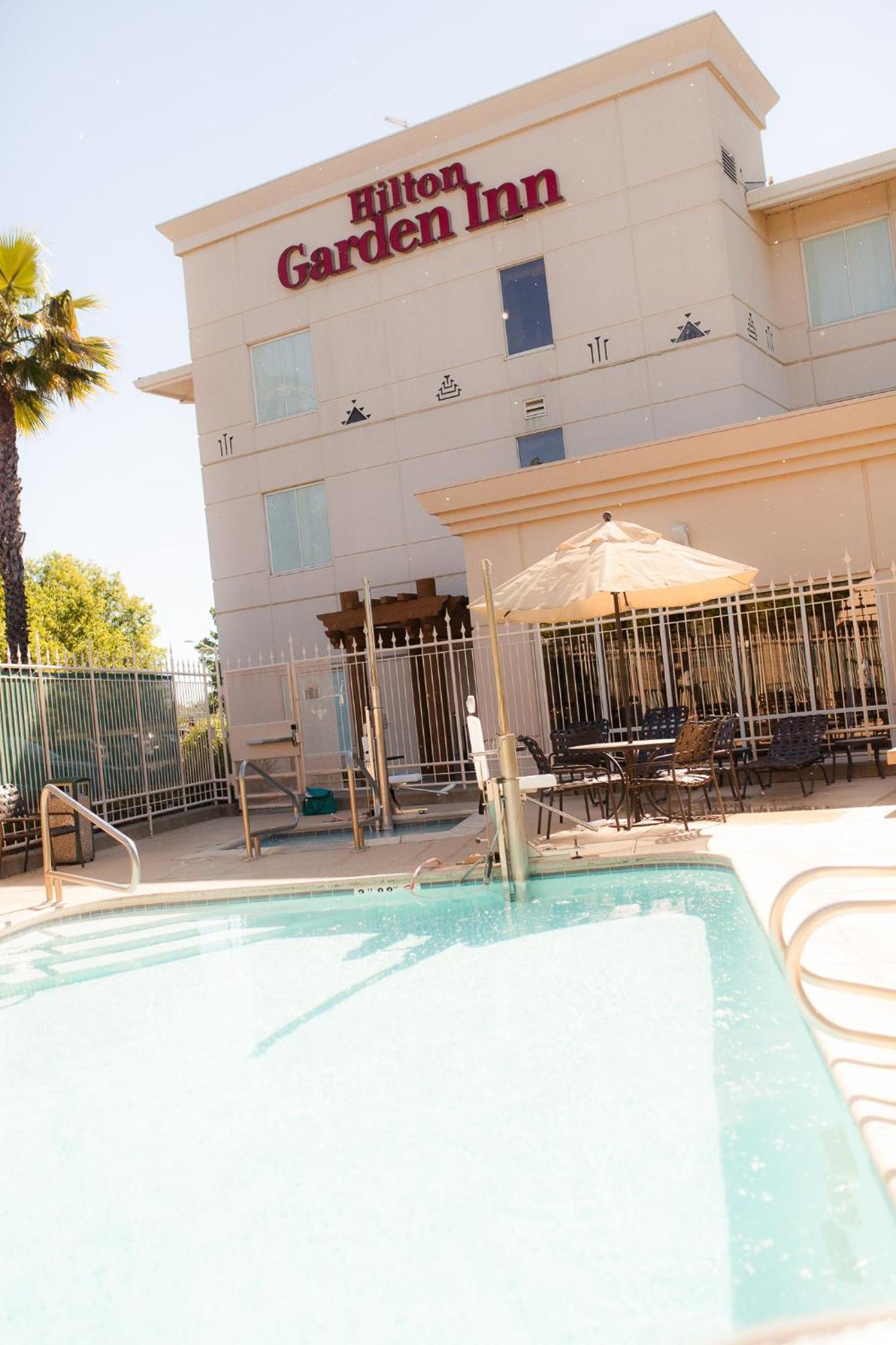 Hilton Garden Inn Redding Bagian luar foto